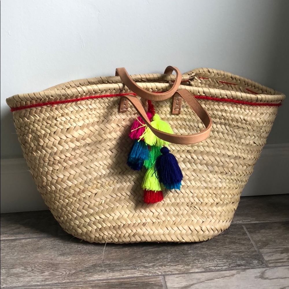 Straw tasseled beach tote